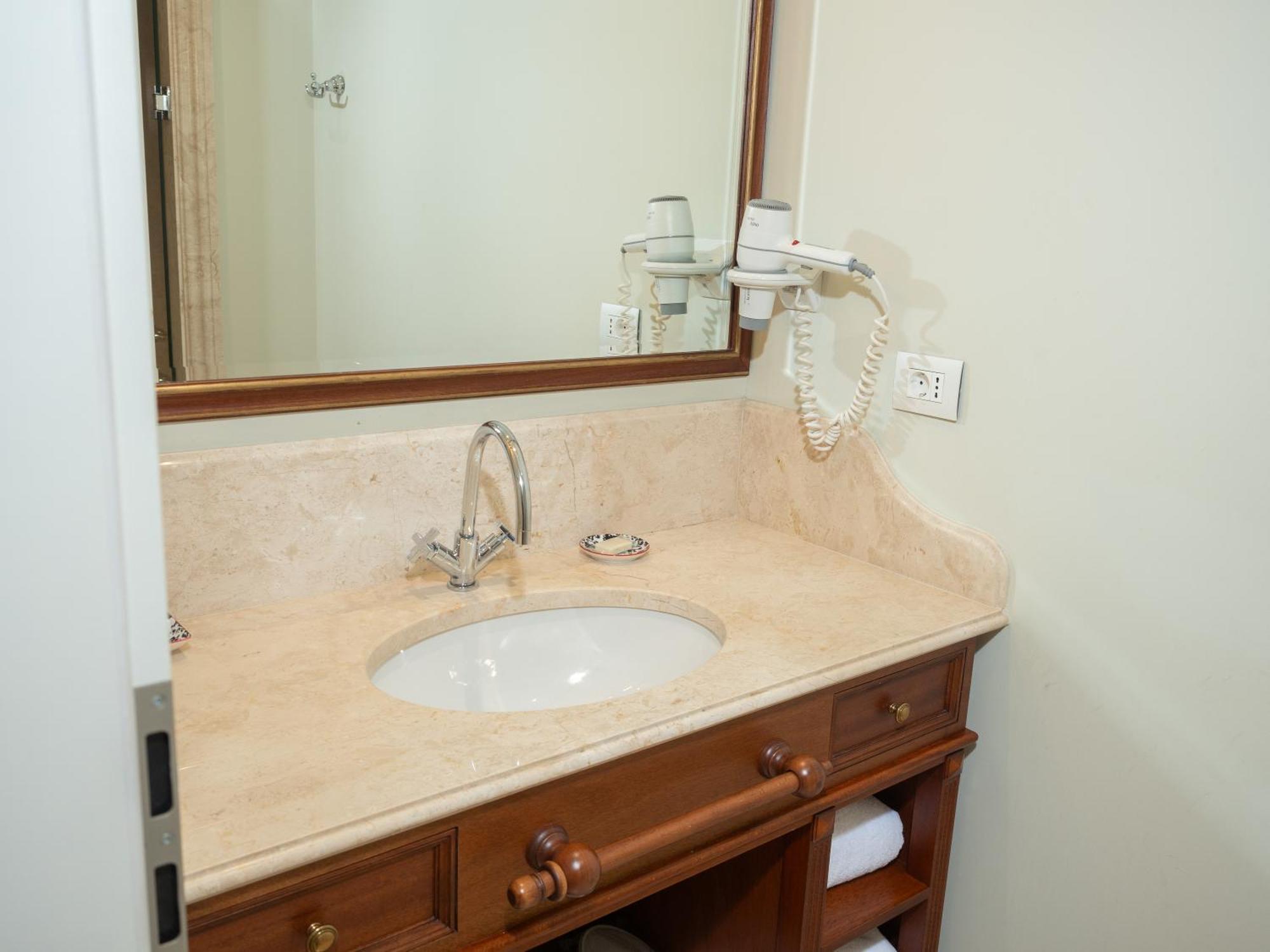 Ebel Boutique Hotel Tiranë Eksteriør bilde